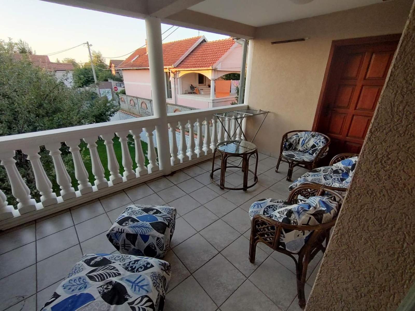 Plavi Apartman Airport Belgrad Exteriör bild